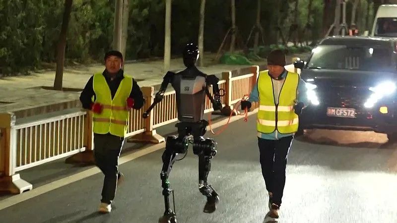 硬核对决！人形机器人半马阵容大盘点，你猜谁能站上领奖台