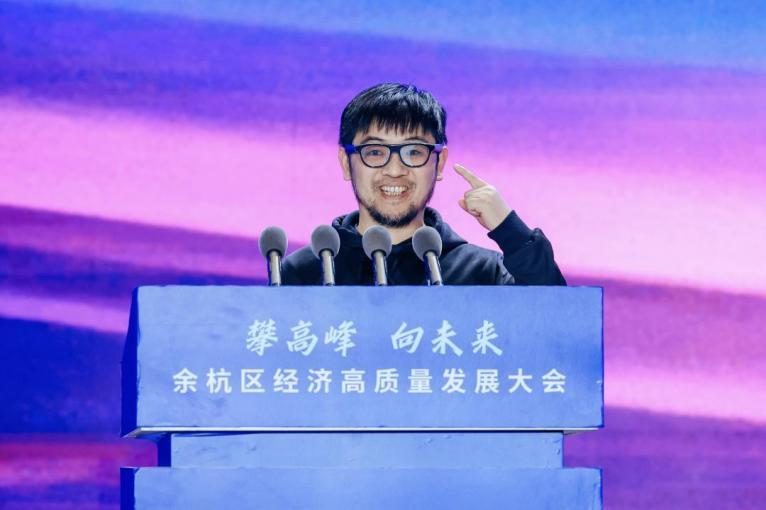 起猛了！现在戴AR眼镜都能看见空间站设计图了？未来，来了？
