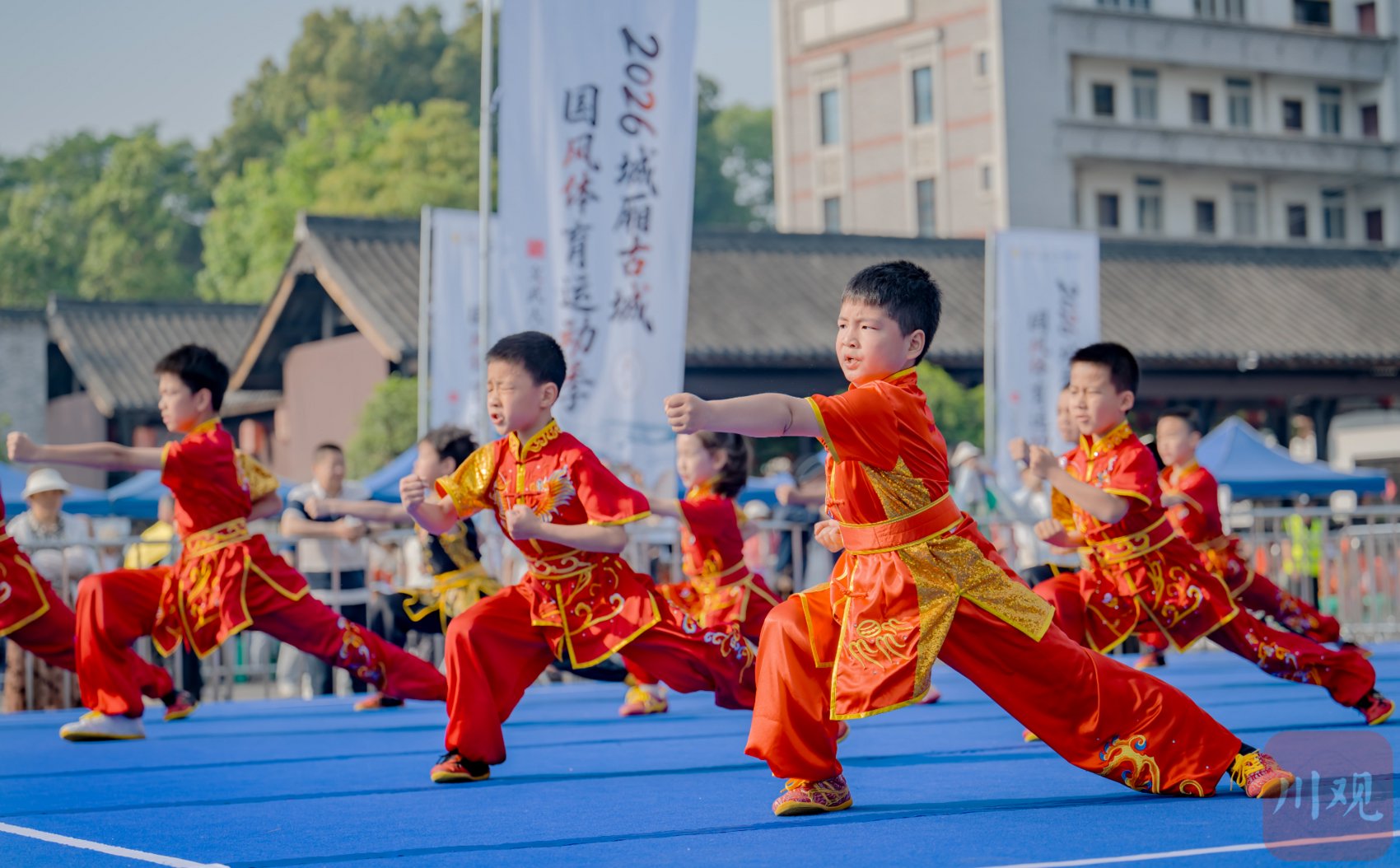 2026“成德眉资”文武大会邀请赛上，青少年武术团体赛于武庙广场精彩上演。C视觉摄影师 周巧旻 摄