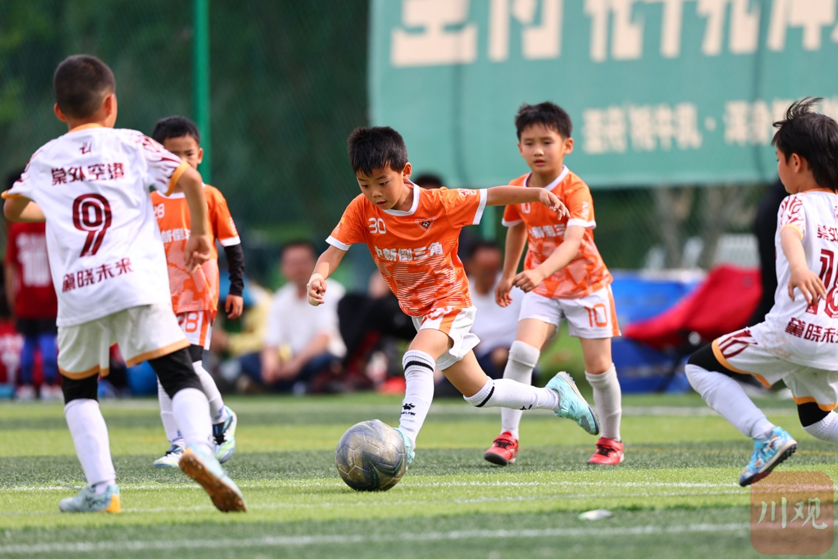 2026东郊记忆全国青少年足球邀请赛中孩子们以球会友，在阳光下奔跑。C视觉摄影师 陈冬冬 摄