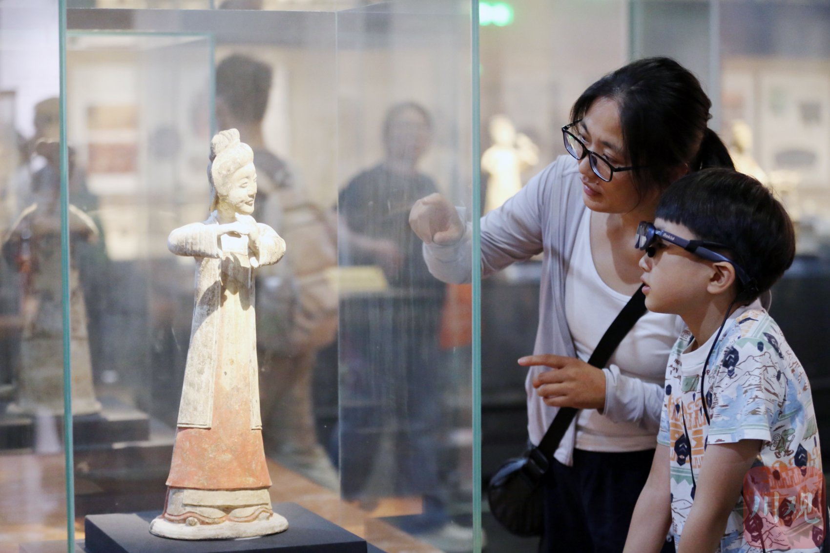 7月19日，不少家长带着孩子前往成都博物馆参观，学习历史知识，充实暑期生活。C视觉签约摄影师 李华时