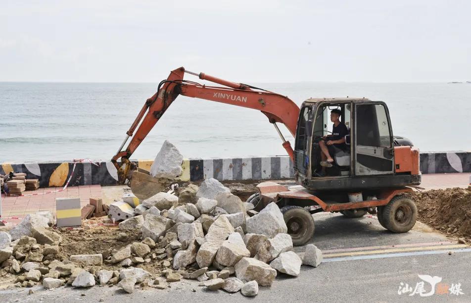 抢修受损道路。